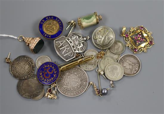 A 9ct gold and bloodstone fob seal, an Edwardian 9ct gold and gem set pendant, pen brooch, charm and assorted coinage.